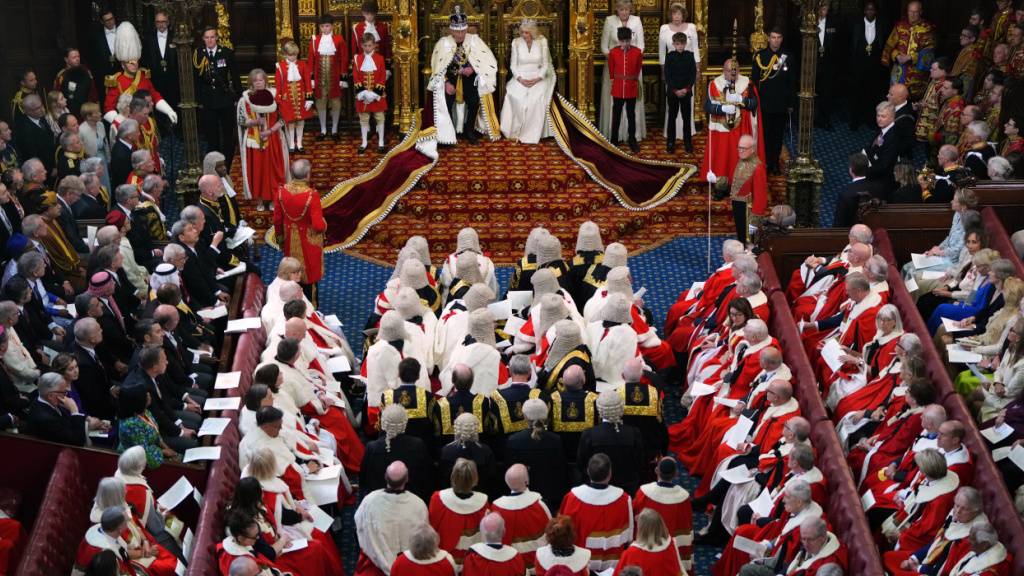 dpatopbilder - Großbritanniens König Charles III. und Königin Camilla während der Eröffnung des Parlaments im Palace of Westminster. Foto: Kirsty Wigglesworth/Pool AP/AP/dpa