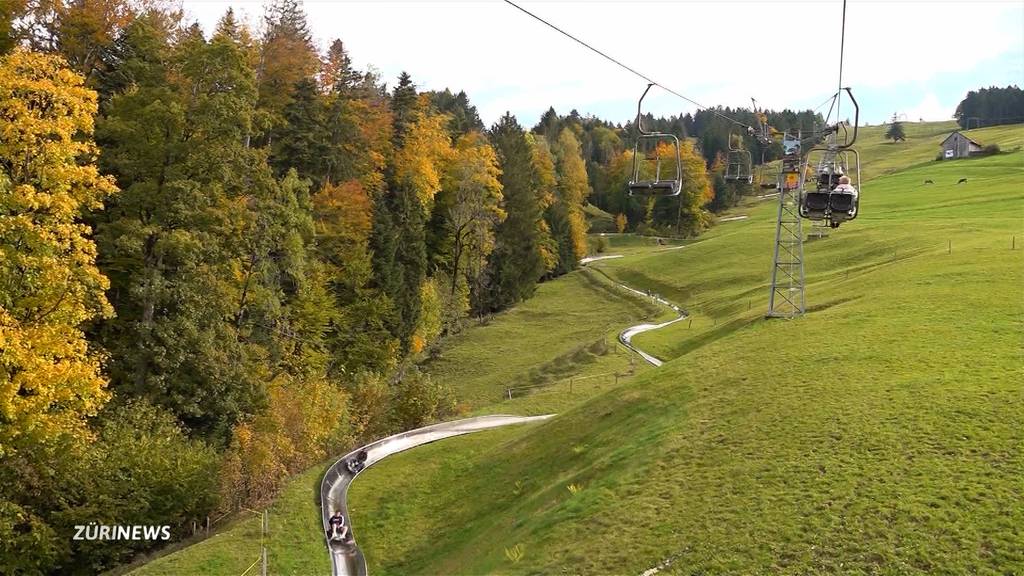 Familien geniessen goldenen Herbsttag im Atzmännig