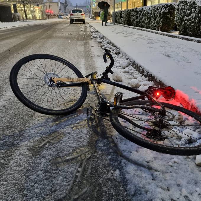 «Ich bin mit dem Velo ausgerutscht»: Zürich erwacht im Schnee
