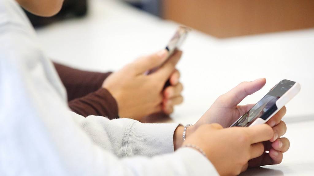 ARCHIV - Schüler in Kalifornien dürfen Handys während der Schulzeit zukünftig nur noch in Notfällen benutzen. Foto: Roland Weihrauch/dpa