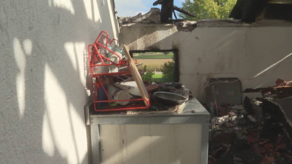 Brandruine: Nach dem Feuer in Waltenschwil sind mehrere Bewohner obdachlos
