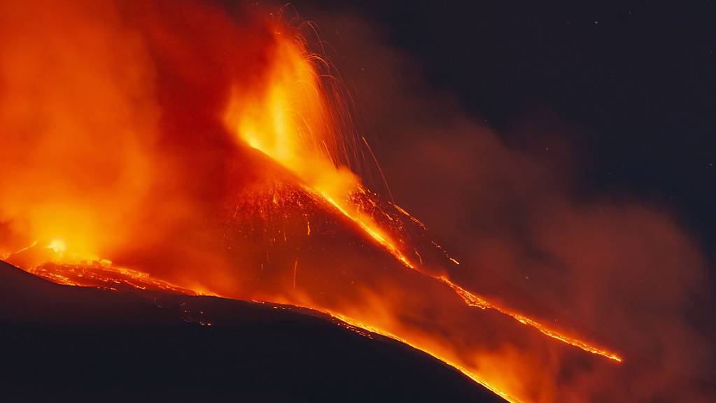 Der Vulkan kommt nicht zur Ruhe: Lava bricht aus dem Ätna aus. Foto: Salvatore Allegra/AP/dpa
