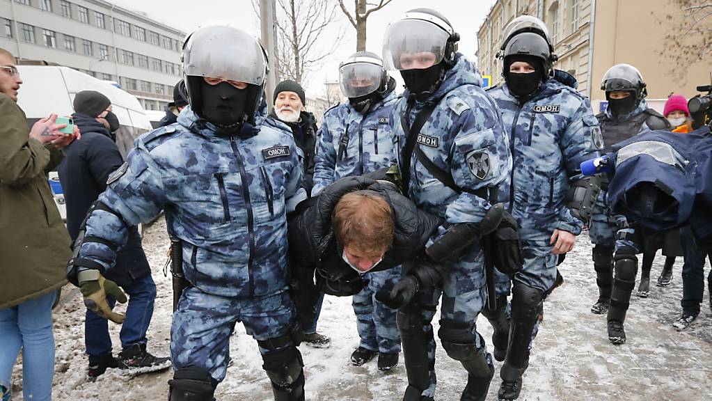 Polizisten nehmen während einer Demonstration gegen die Inhaftierung des Oppositionsführers Nawalny einen Mann fest. Foto: Alexander Zemlianichenko/AP/dpa
