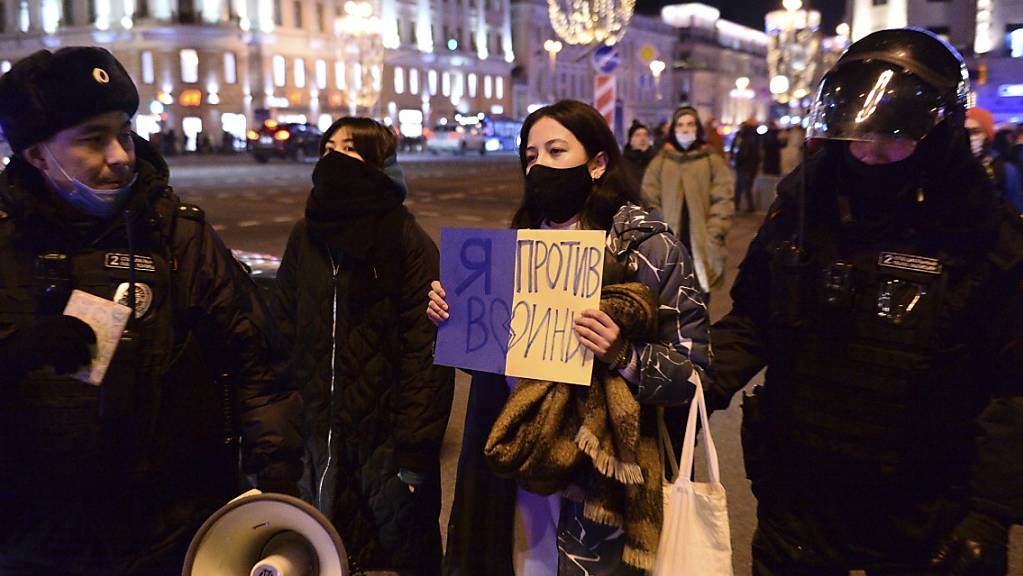 Polizeibeamte halten eine Demonstrantin am 24. Februar in Moskau fest. Bei neuen Demonstrationen gegen den Krieg in der Ukraine sind in Russland offiziellen Angaben zufolge mehr als 3500  Menschen festgenommen worden, meldete die Staatsagentur Tass unter Berufung auf das Innenministerium. Foto: Denis Kaminev/AP/dpa