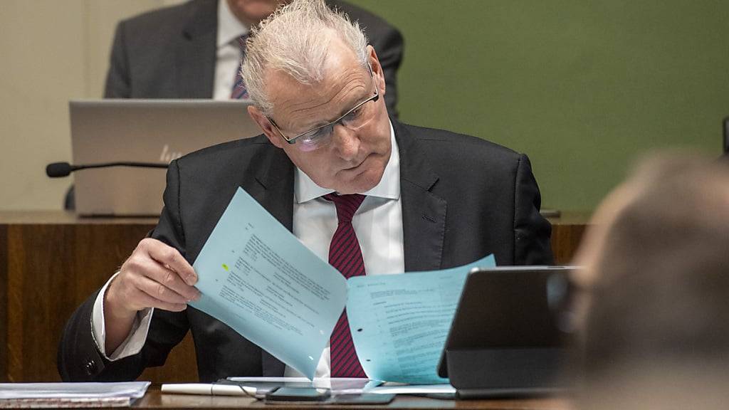 Der Zuger Regierungsrat Heinz Tännler (SVP) bei Dossierstudium während der Parlamentsdebatte (Archivaufnahme).
