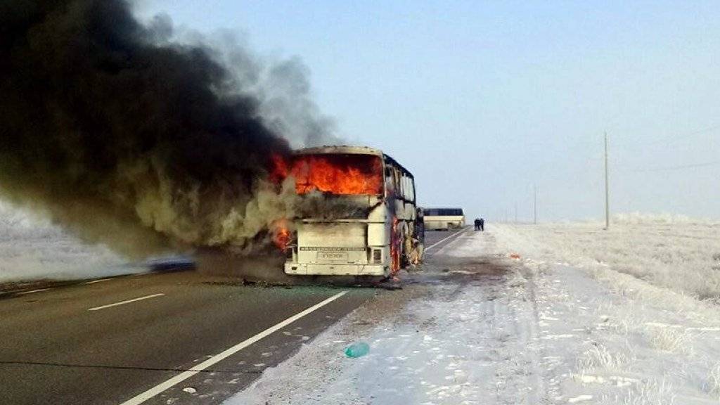 Der Reisebus brannte in der schneebedeckten kasachischen Steppe vollständig aus.