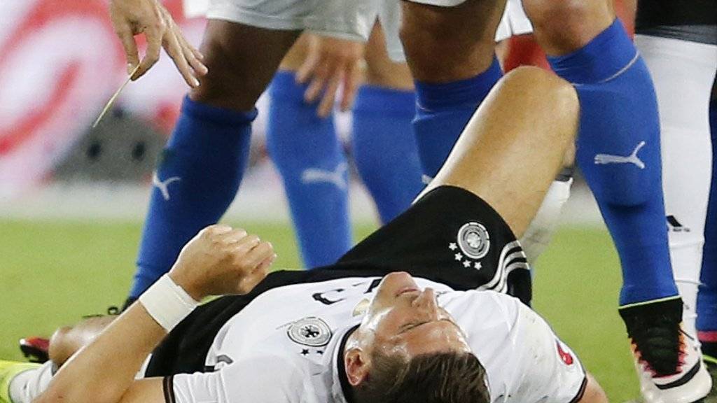Mario Gomez liegt am Samstag im EM-Viertelfinal gegen Italien verletzt auf dem Spielfeld. Für den deutschen Stürmer ist die Endrunde in Frankreich zu Ende