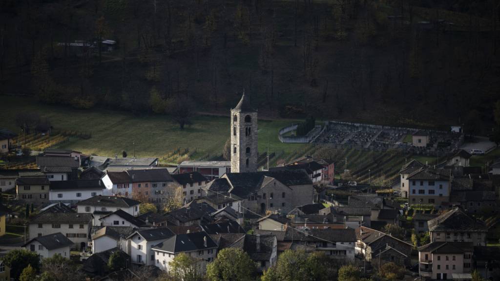 Vier Personen mit einer Aufenthaltsbewilligung für Roveredo GR sind bei einer Drogenrazzia festgenommen worden. (Archivbild)