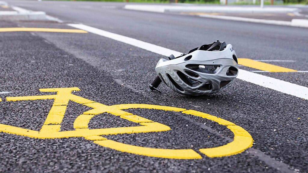 Ein 70-jähriger alkoholisierter E-Bike-Fahrer musste nach einem Sturz in Sonnental SG ins Spital.