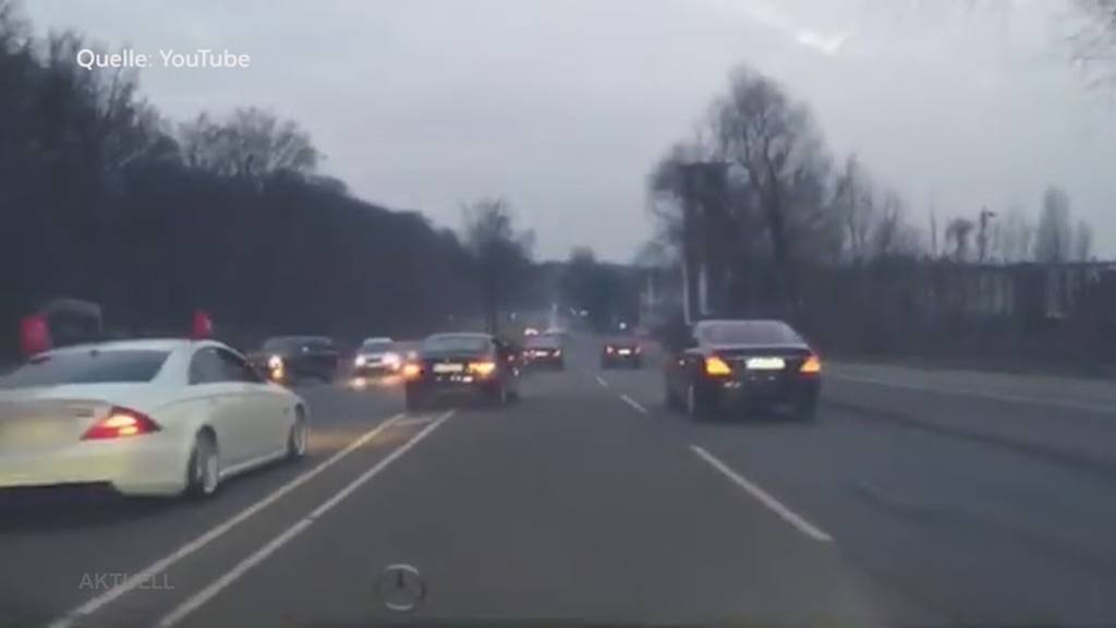 Autobahn blockiert: Ein Hochzeitskonvoi artet auf der A1 völlig aus