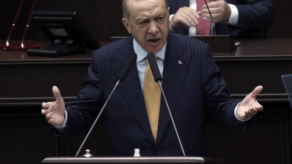 Recep Tayyip Erdogan, Präsident der Türkei, spricht vor den Gesetzgebern seiner Regierungspartei im Parlament. Foto: Uncredited/AP/dpa