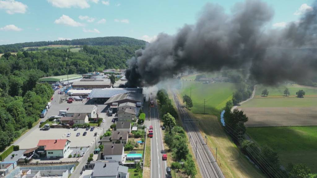 Grossbrand: In Klingnau brennt ein Recyclingbetrieb