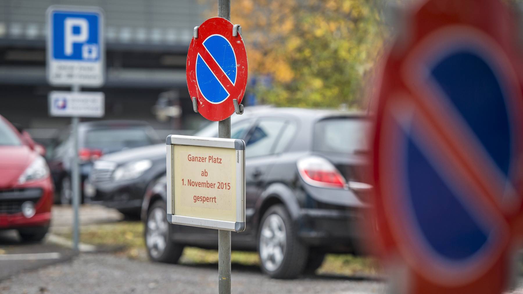 Die Schilder sagen es: Der Parkplatz hinter dem Bahnhof Frauenfeld wird per November 2015 geschlossen. (Reto Martin/Tagblatt)