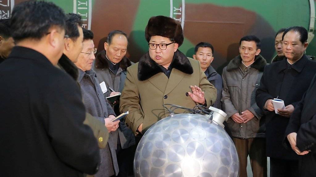 Nordkoreas Machthaber Kim Jong Un mit seinen Nuklear-Wissenschaftlern (Archivbild)