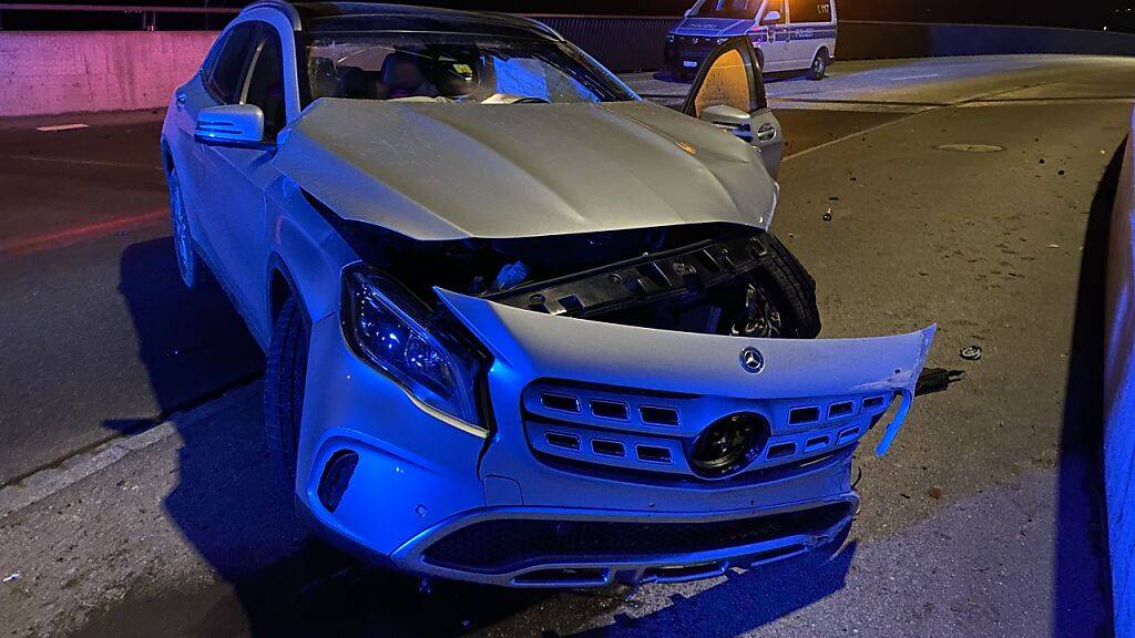 Nach dem Unfall liess der junge Fahrer das Auto sowie seine verletzte Beifahrerin zurück.