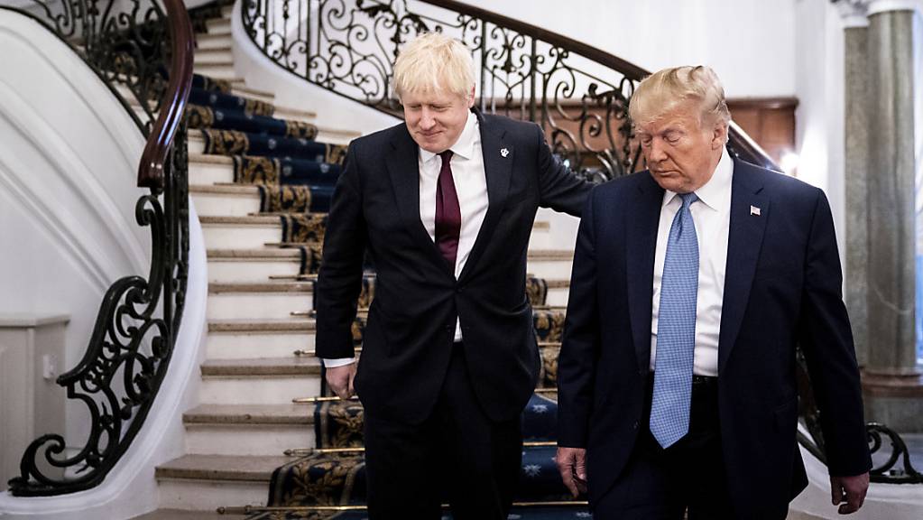 Der britische Premierminister Boris Johnson (links) und US-Präsident Donald Trump am G7-Gipfel im französischen Biarritz im Sommer 2019. (Archivbild)