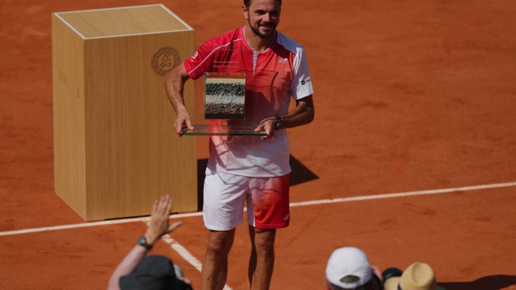 Noch einmal im Fokus der Fotografen und der Fans: Stan Wawrinka wird nach seinem letzten Spiel am French Open mit einer Ehrentrophäe beschenkt