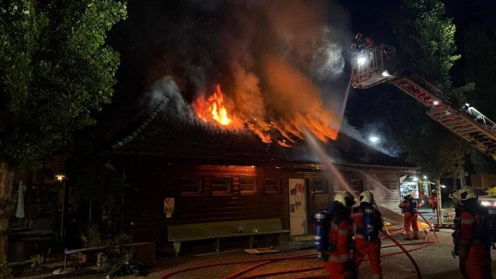 In den frühen Morgenstunden stand am Freitag der Kiosk Josefwiese in Zürich in Vollbrand. Schutz & Rettung konnte den Brand rasch löschen.