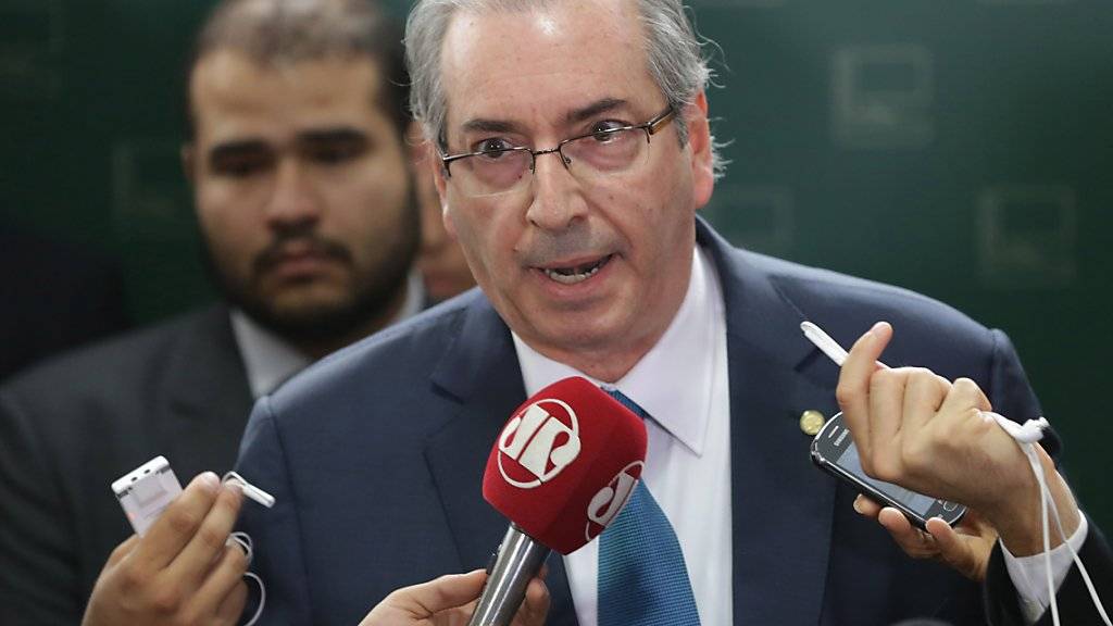 Der brasilianische Generalstaatsanwalt fordert jetzt auch in seinem Fall eine Amtsenthebung: Parlamentspräsident Cunha bei der Ankündigung eines Absetzungsverfahrens gegen Präsidentin Rousseff Anfang Dezember. (Archivbild)