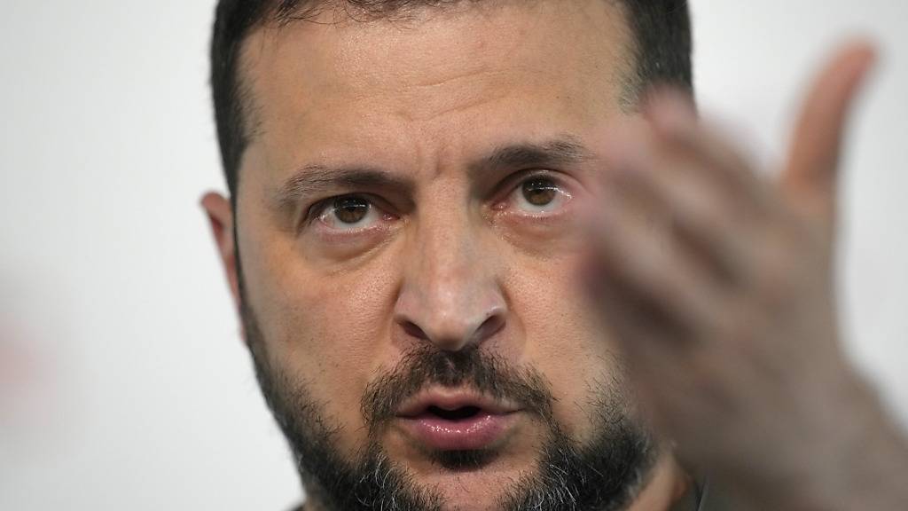 ARCHIV - Wolodymyr Selenskyj, Präsident der Ukraine, gestikuliert vor der Kamera. Foto: Vadim Ghirda/AP/dpa