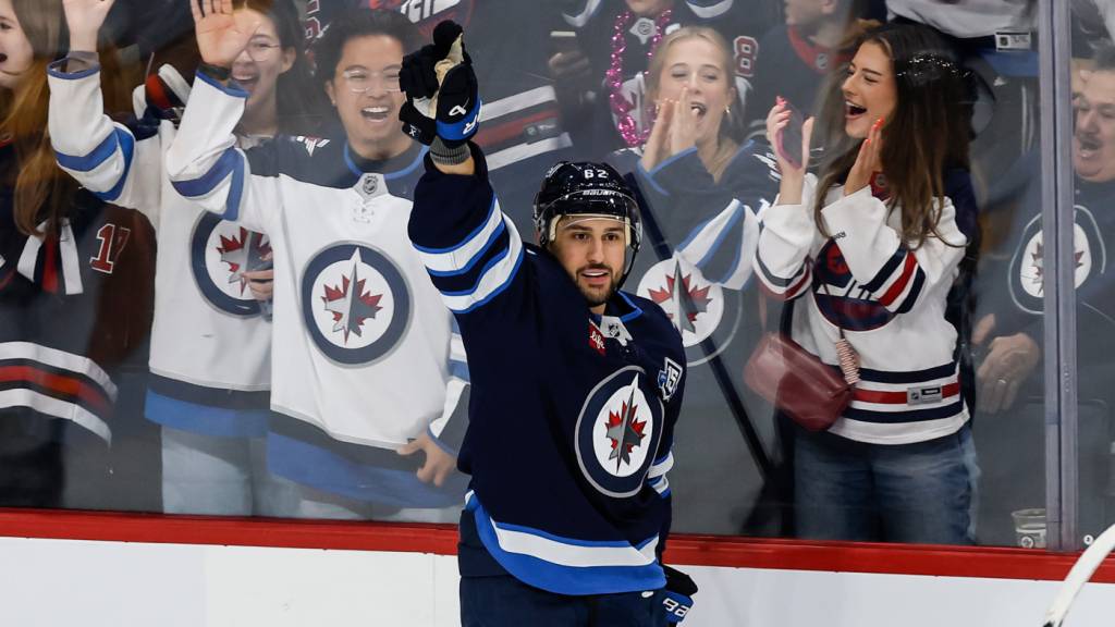 Nino Niederreiter lässt sich als Torschütze feiern