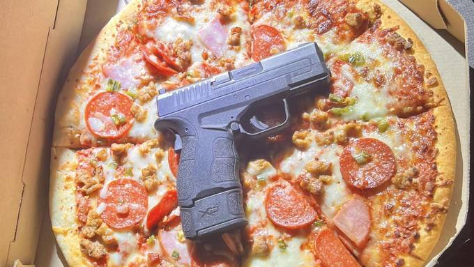 Polizei findet Pistole auf Salamipizza
