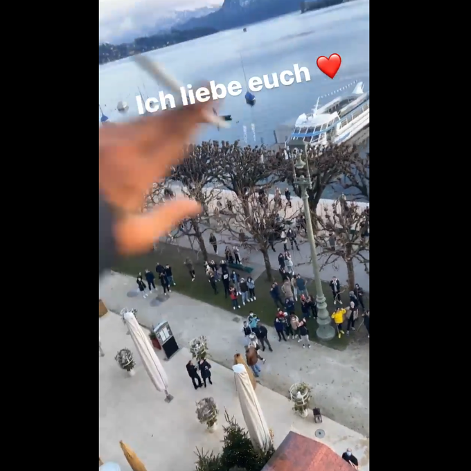 Rapper Capital Bra grüsst Fans von seinem Hotel-Balkon in Luzern