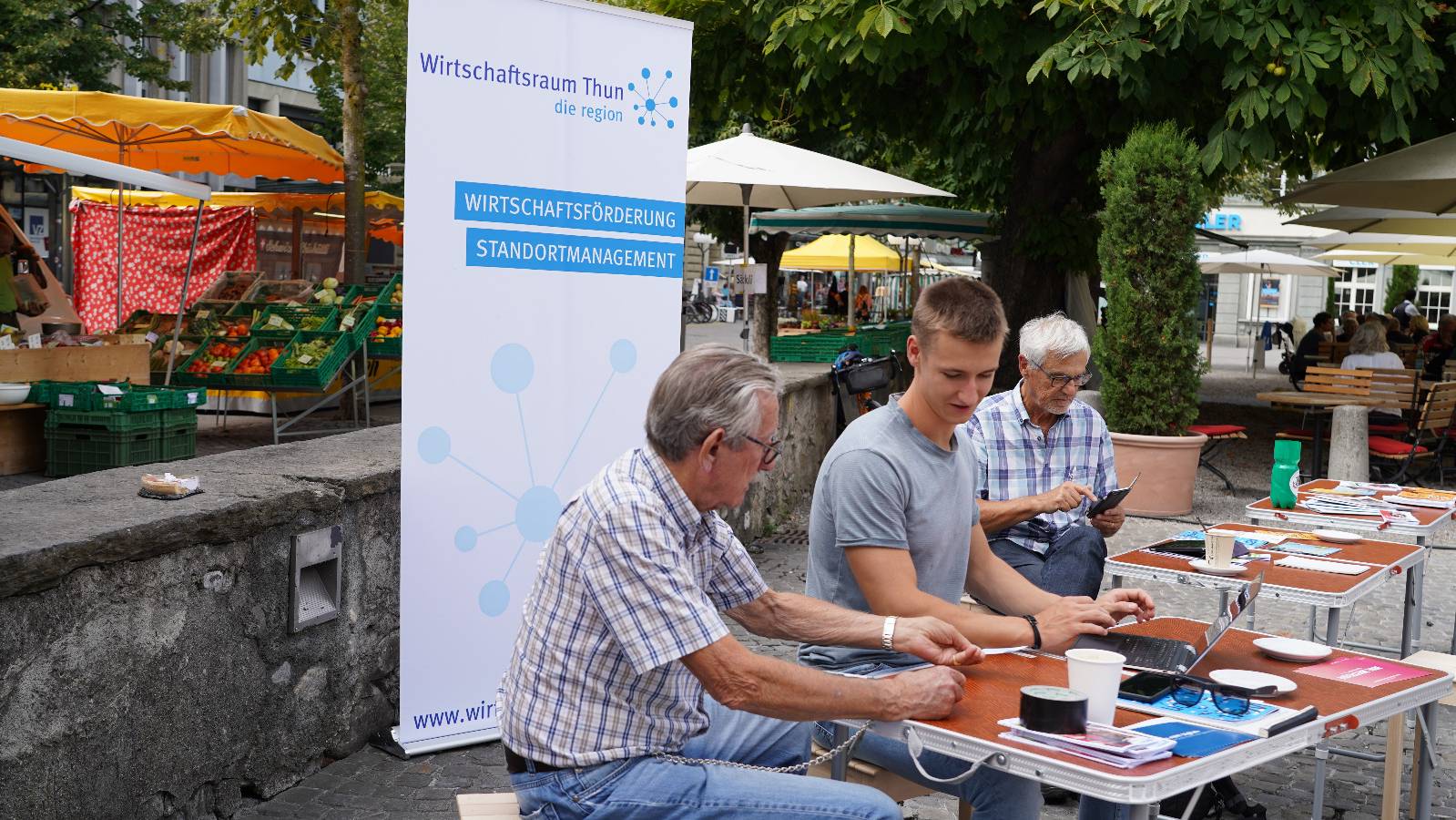 Individuelle Technikhilfe vom «UND Generationentandem» am Digitaltag 2022 in Thun.