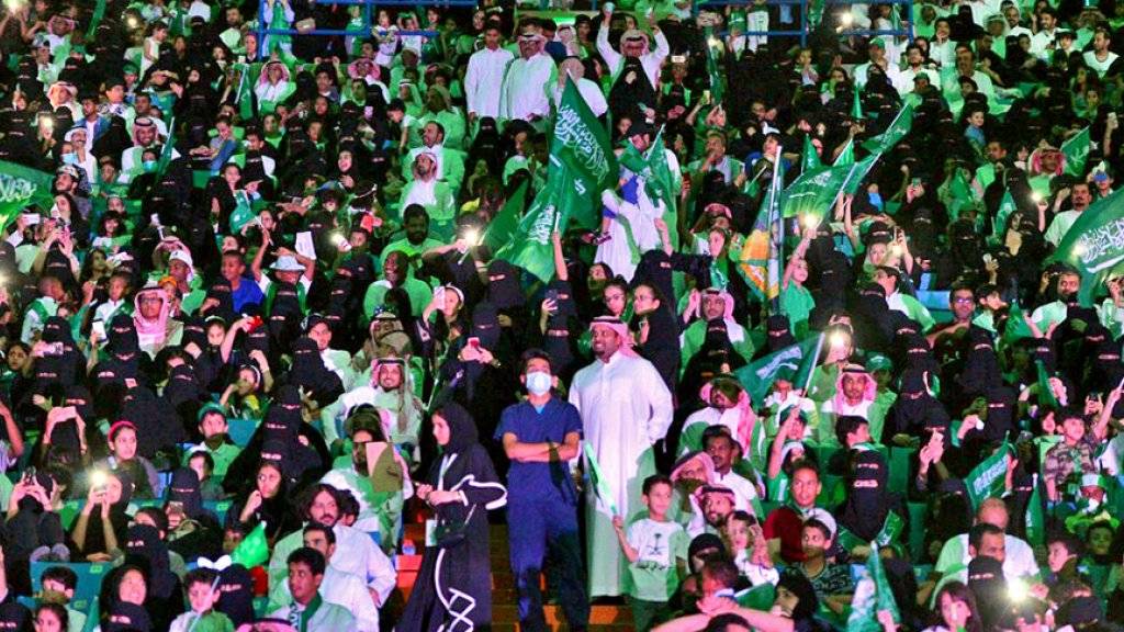 Frauen und Männer am Nationalfeiertag am 23. September 2017 im König Fahd-Stadion in Riad. Am Freitag durften Frauen erstmals für ein Fussballspiel in ein Stadion. (Archivbild)