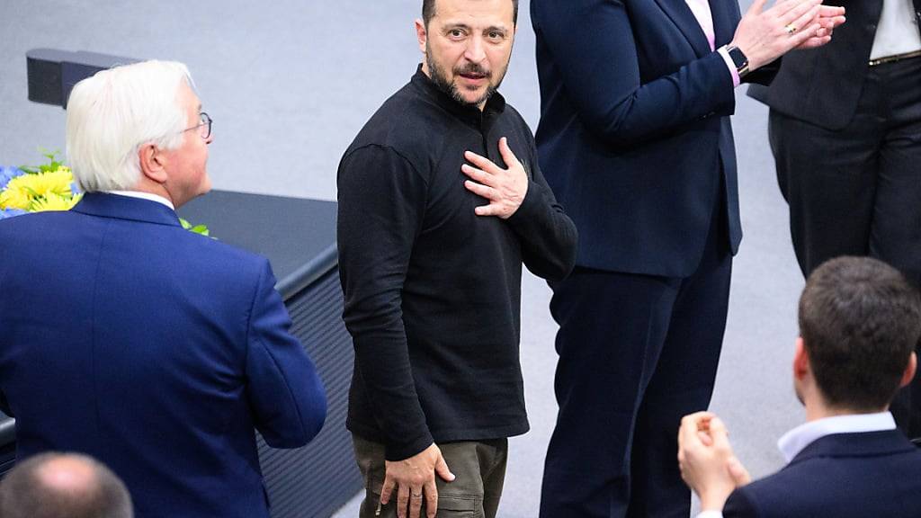 Wolodymyr Selenskyj, Präsident der Ukraine, hält sich nach seiner Rede im Deutschen Bundestag die Hand vor die Brust. Foto: Bernd von Jutrczenka/dpa