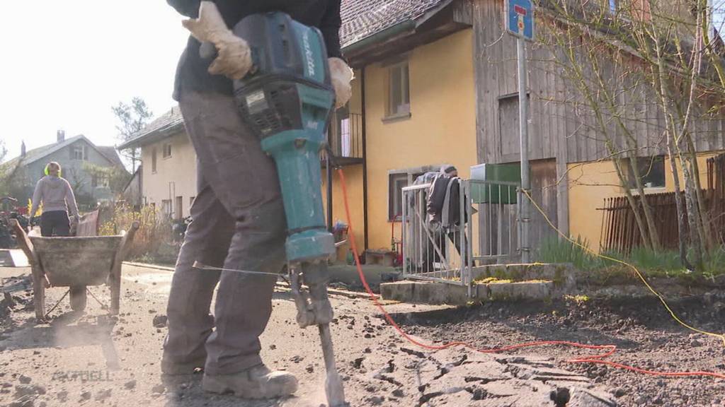 Rasen statt Teer: Küttiger spitzen fürs Klima Teerflächen auf