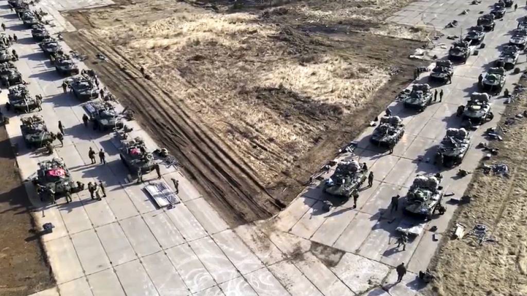 Russische Militärfahrzeuge in Reih und Glied: Wegen eines russischen Truppenaufbaus und Militärmanövern in Grenznähe der Ukraine sind die Spannungen in der Region sehr hoch. (Archivbild)
