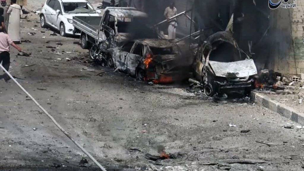 Autos brennen in der syrischen Stadt Manbidsch nach einem Luftschlag: Der Kampf um die Stadt unweit der türkischen Grenze ist im Gange. (Archivbild)