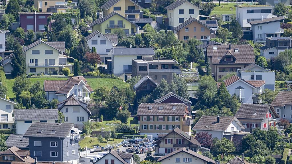 In der Schweiz wurden in den letzten zwölf Monaten mehr Einfamilienhäuser ausgeschrieben. Allerdings zog zugleich auch die Nachfrage an.(Symbolbild)