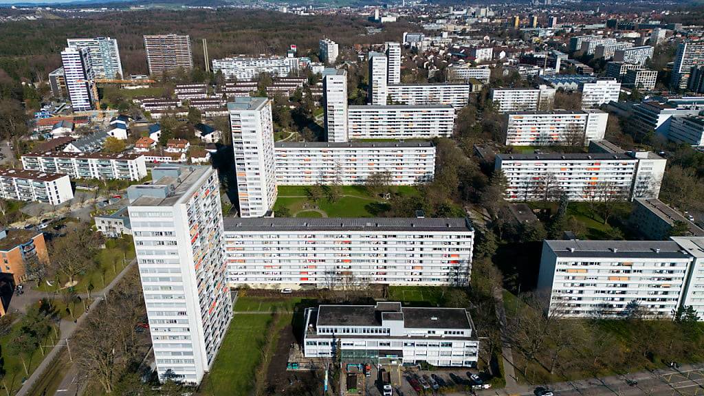 Mieterinnen und Mieter können Aufatmen: Die Wohnungsmieten dürften vorerst nicht weiter steigen. Nach zweimaliger Erhöhung hat das Bundesamt für Wohnungswesen (BWO) den hypothekarischen Referenzzinssatz unverändert belassen.(Symbolbild)