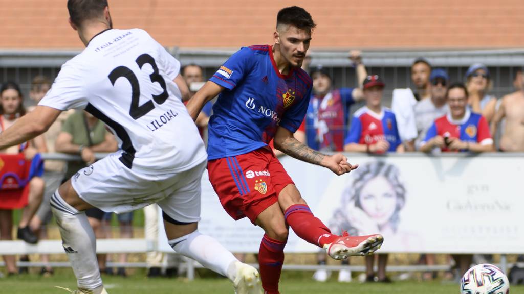 Hier schiesst Raoul Petretta Basels 2:0 beim Zweiligisten Schönenwerd-Niedergösgen