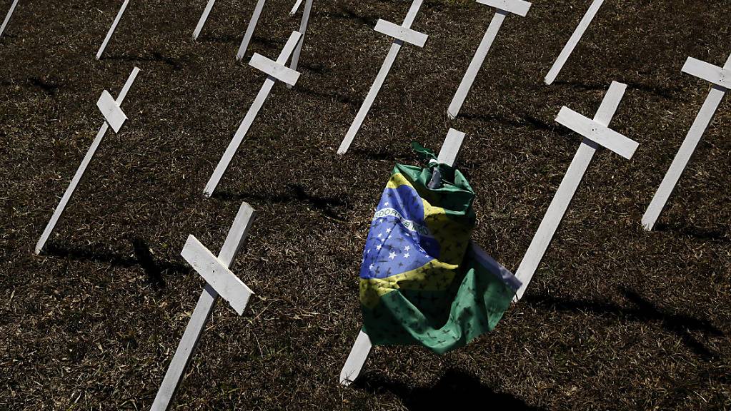 In Brasilien nimmt die Zahl der Personen, die an der Lungenkrankheit Covid-19 gestorben sind, weiter rasant zu. Staatspräsident Jair Bolsonaro ist ebenfalls positiv auf das Virus getestet worden. (Archivbild)