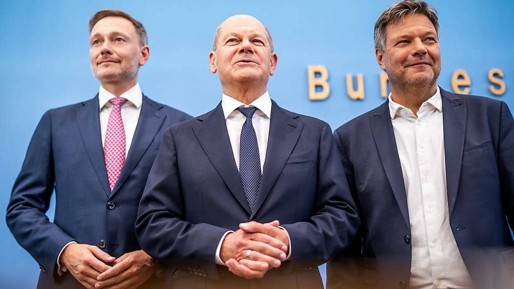 ARCHIV - Bundeskanzler Olaf Scholz (SPD,M) Robert Habeck (Bündnis 90/Die Grünen , r), Bundesminister für Wirtschaft und Klimaschutz, und Christian Lindner (FDP), Bundesminister der Finanzen, nehmen an einer Pressekonferenz zum Haushaltsplan 2025 teil. Die Koalitionsparteien haben sich auf einen Entwurf zum Haushalt geeinigt. Foto: Michael Kappeler/dpa