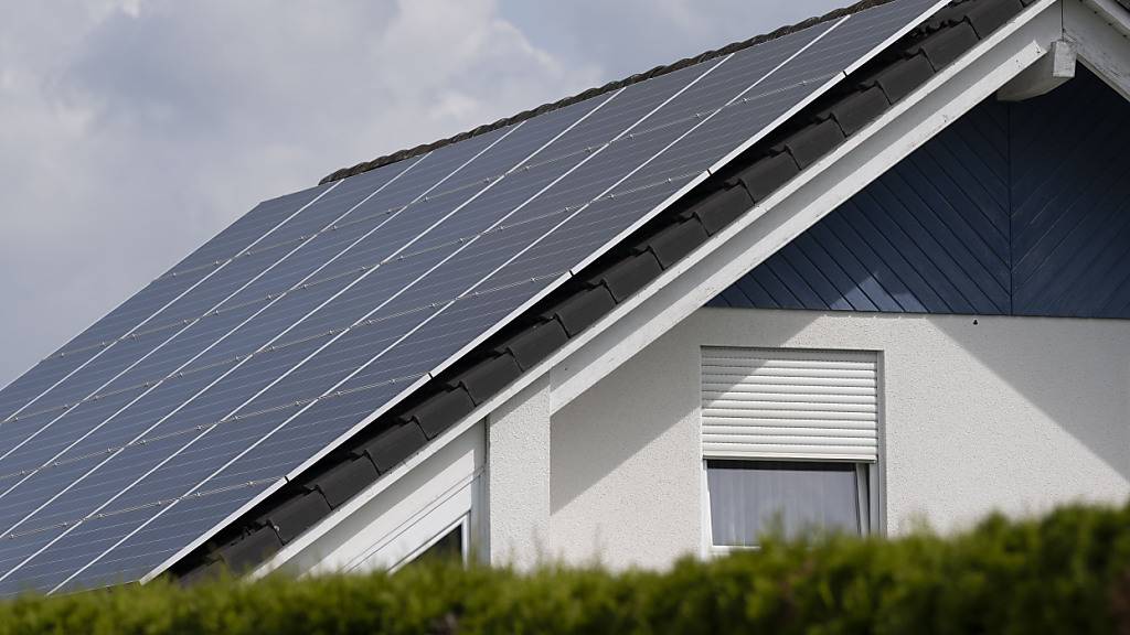 Die CKW erhöht die Mindestvergütung für Strom aus kleinen Photovoltaikanlagen. (Symbolbild)