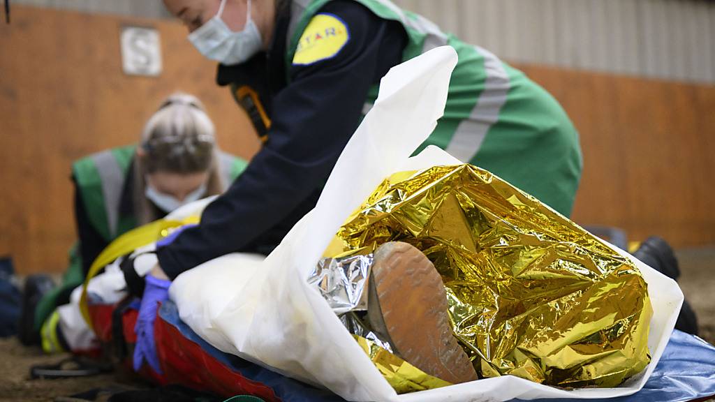 Nach Freizeitunfällen mussten im vergangenen Jahr 23'800 der Versicherten in einem Spital behandelt werden, wie die Suva mitteilte. (Archivbild)