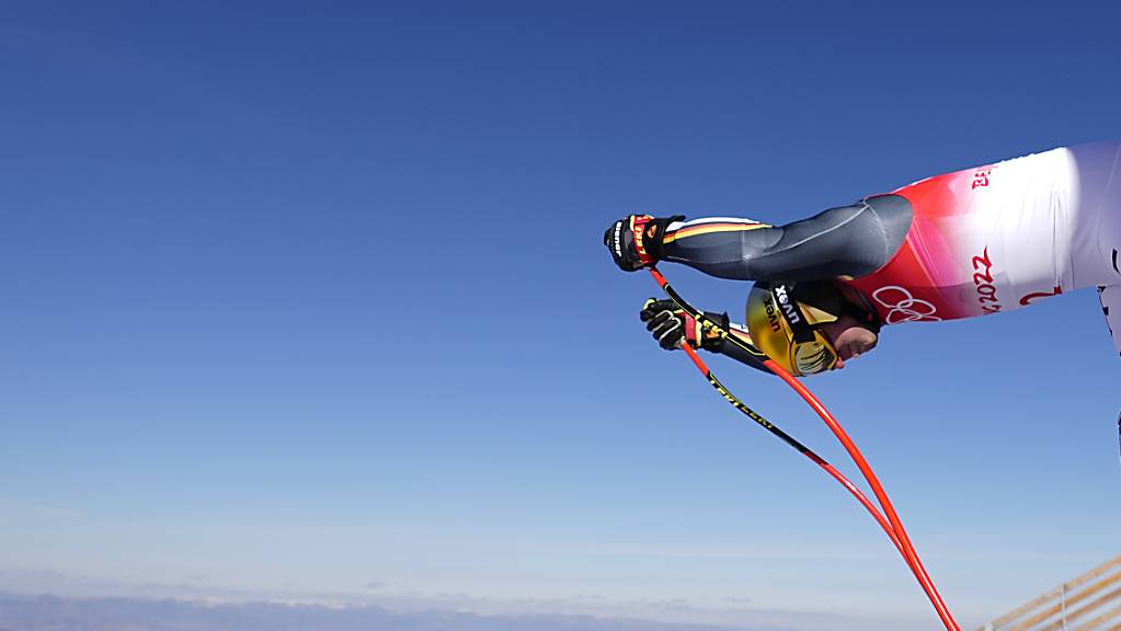 Der für Deutschland fahrende Österreicher Romed Baumann stösst sich über den weitestgehend schneefreien Hügeln Chinas aus dem Starthaus