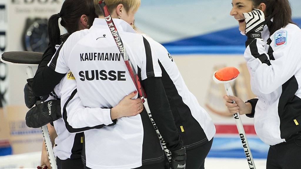 Im Schweizer Team - rechts Binia Feltscher - könnte die Stimmung nicht besser sein
