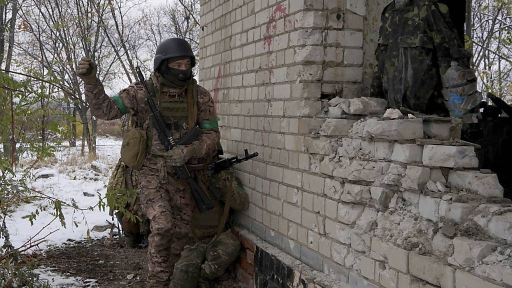 Ukrainische Soldaten der 57. motorisierten Brigade verbessern ihre taktischen Fähigkeiten auf einem Hindernisparcours auf einem Übungsplatz in der Region Charkiw. Foto: Andrii Marienko/AP/dpa