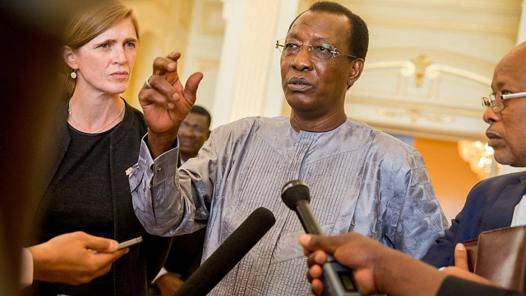 Tschads Präsident Idriss Déby Itno, hier mit der UNO-Botschafterin der USA, Samantha Power, ist nach 26 an der Macht für eine weitere Amtszeit bestätigt worden. (Archivbild)