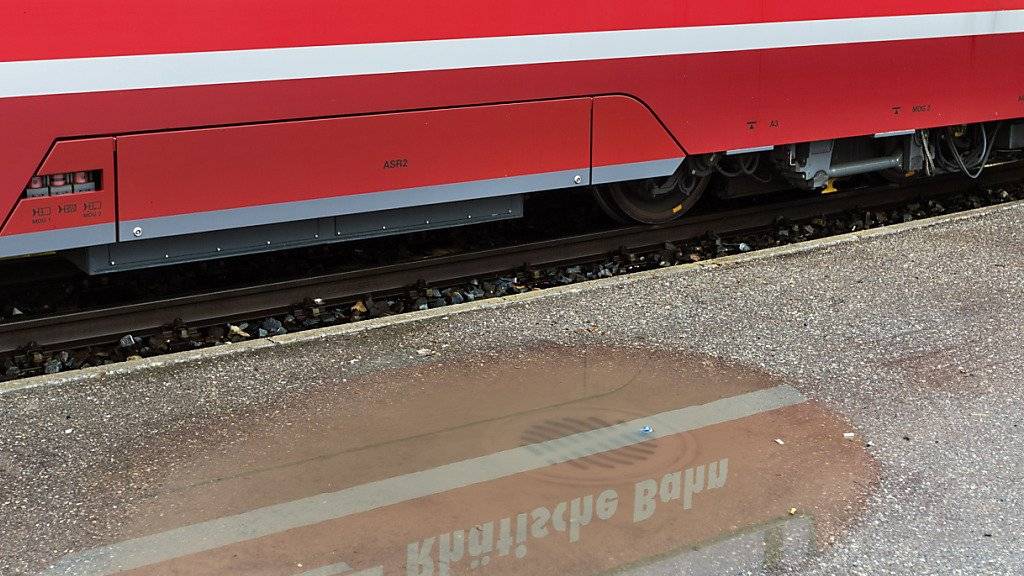 Schriftzug auf einer Zugskomposition der Rhätischen Bahn (RhB). Wegen einer Ölverschmutzung wurde der Bahnverkehr zwischen Pontresina und Poschiavo auf der Berninalinie am Donnerstag vorübergehend eingestellt. (Archivbild)