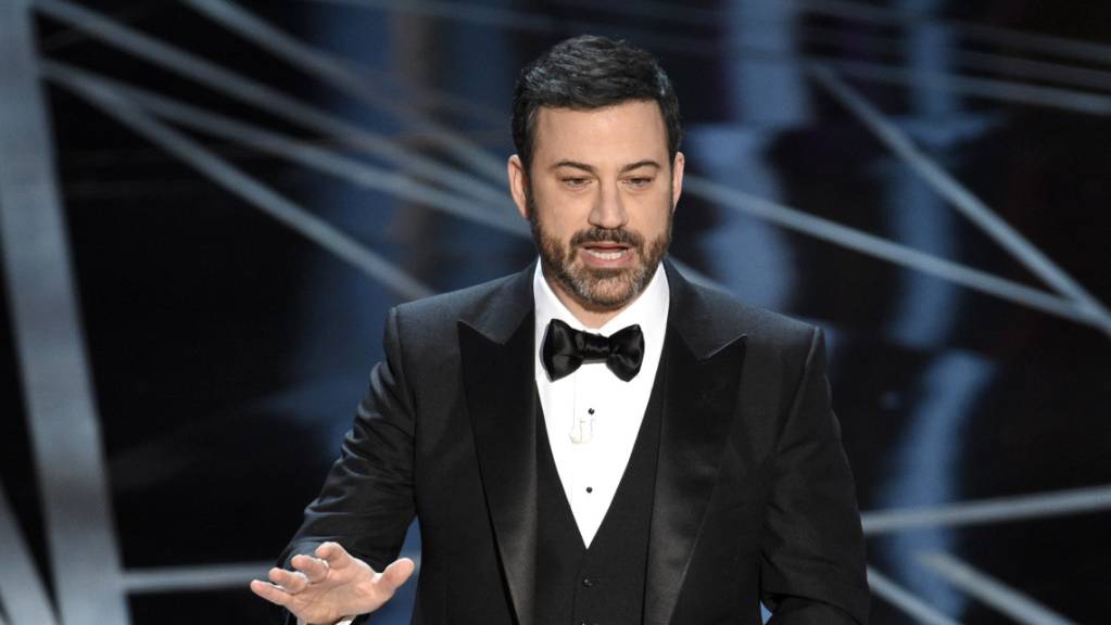 Der US-Komiker und Talkshow-Moderator Jimmy Kimmel wird erneut als Emmy-Gastgeber auf der Bühne stehen. (Archivbild)