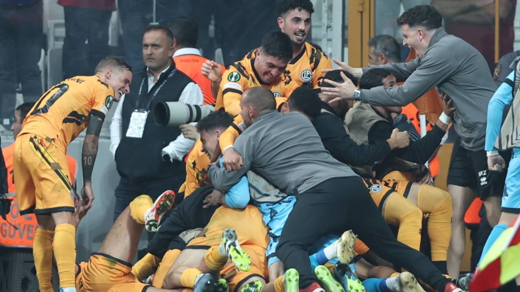 Bei den Luganesi brechen nach dem Treffer zum 3:2 alle Bänne