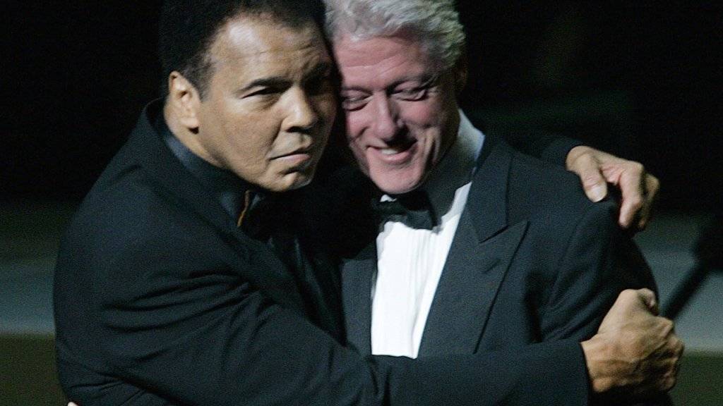 Bill Clinton, in einer Aufnahme auf dem Jahr 2005 mit Muhammad Ali, war einer der Redner an der Trauerfeier.