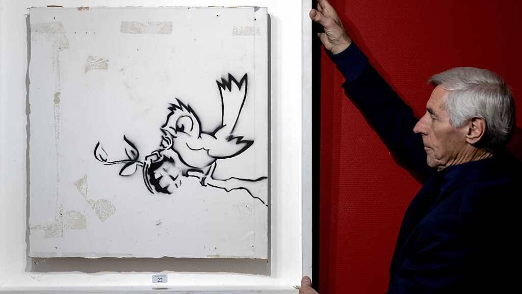 Das Bild «Bird with Grenade» («Vogel mit Granate») des Künstlers Banksy im Auktionshaus Hessink's. Foto: Sander Koning/ANP/dpa - ACHTUNG: Nur zur redaktionellen Verwendung im Zusammenhang mit einer Berichterstattung über das Bild «Bird with Grenade» («Vogel mit Granate») des Künstlers Banksy und nur mit vollständiger Nennung des vorstehenden Credits