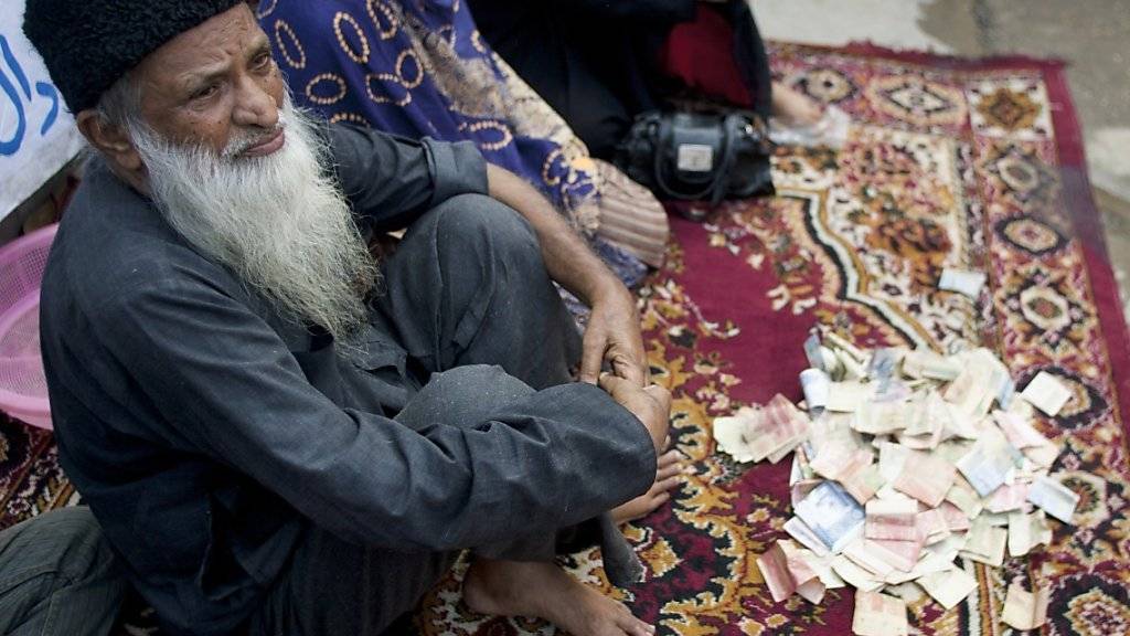 Der Wohltäter Abdul Sattar Edhi, hier beim Sammeln von Spenden, ist 88-jährig gestorben. (Archiv)